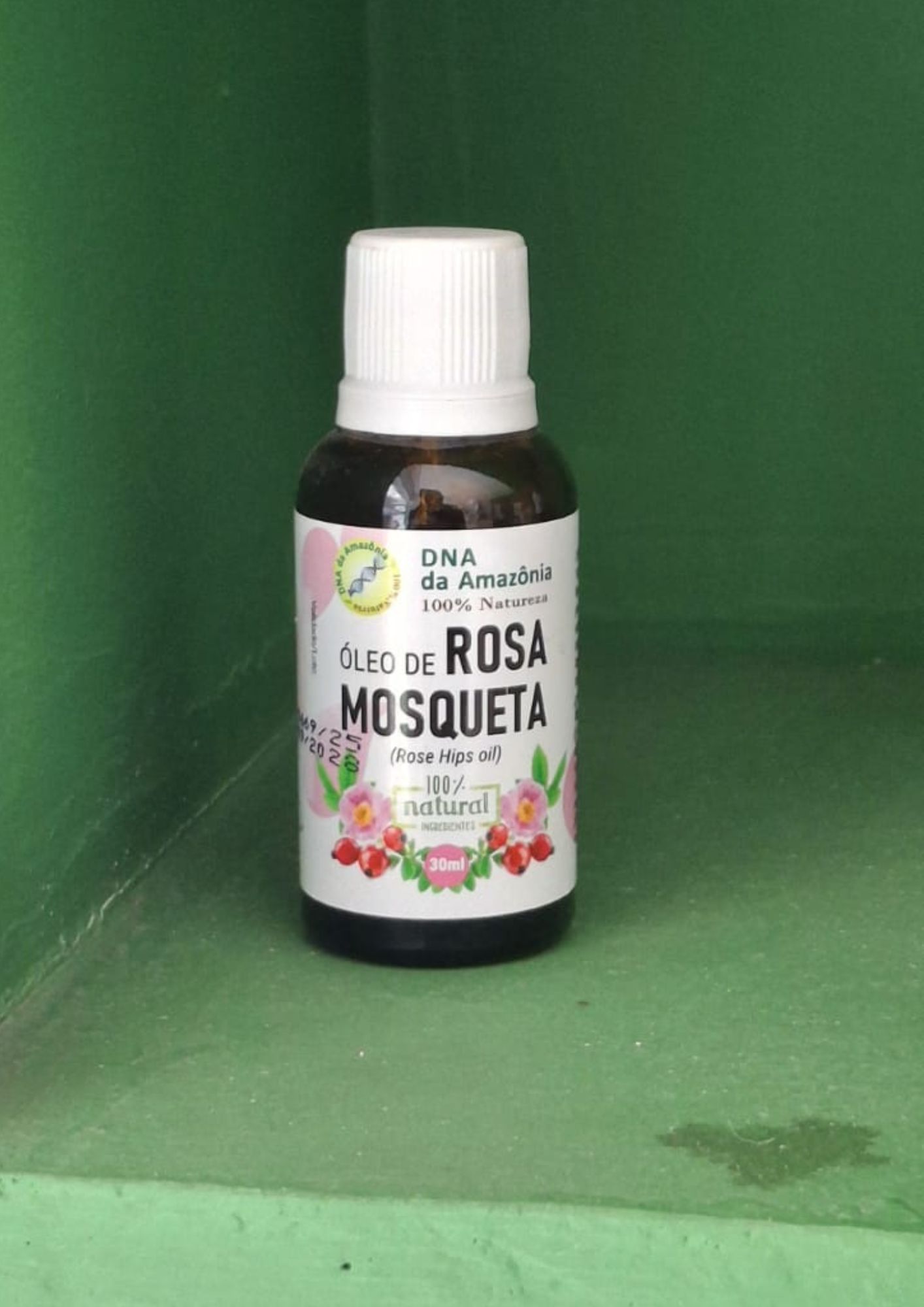 Foto crua do produto enviada pelo cliente, em uma prateleira.