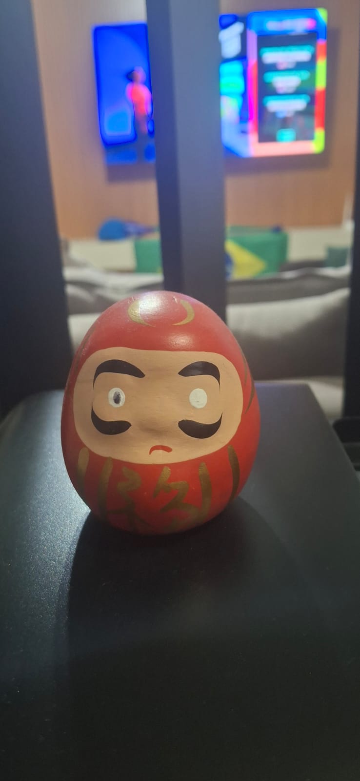 Foto frontal de referência de um boneco Daruma.